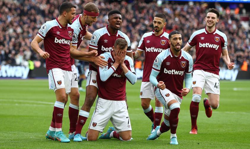 伤愈回归，三笘薰重返球场进行单独训练