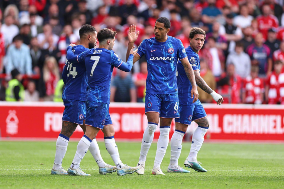 托马斯·弗兰克因指责球迷嘘门将引发争议，面临解雇风险，热刺战绩不佳，球迷矛盾加剧，球队正寻求替补教练。